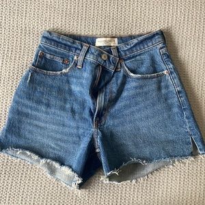 Abercrombie & Fitch 4 inch Mom Short High Rise